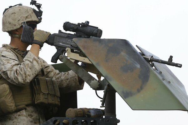 Солдат военнослужащий стреляет из оружия