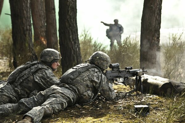 Soldaten mit Waffen auf dem Schießstand. Armee mit Waffen