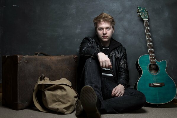 Photoshoot mec musicien avec guitare