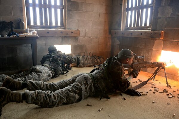 Les soldats font le devoir avec des armes à la main