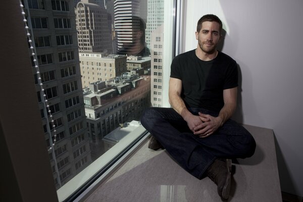 Acteo Jake Gyllenhaal sits at Con