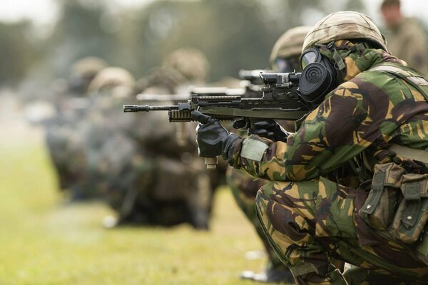 Srldats sentados apuntando con armas