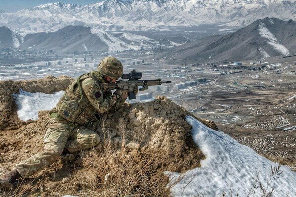 Soldato in servizio militare in montagna