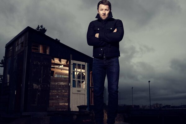 Schauspieler joel edgerton im Hintergrund des Hauses