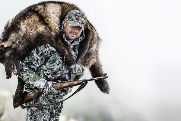 Homme avec un fusil de chasse d hiver