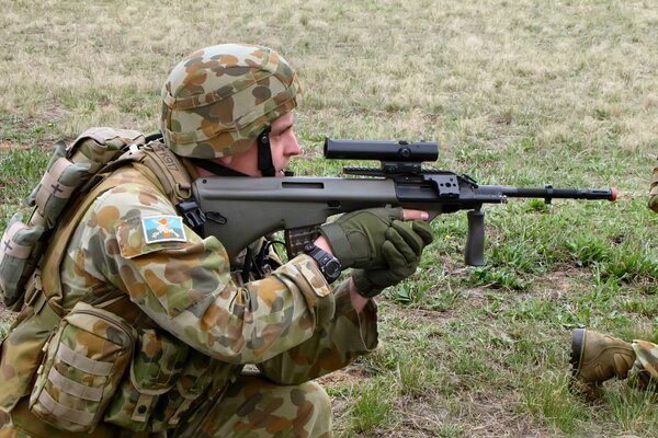 Żołnierze Armii Australijskiej z karabinem maszynowym