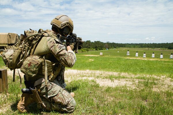 Ein Soldat in Amerika mit einer Waffe in der Hand