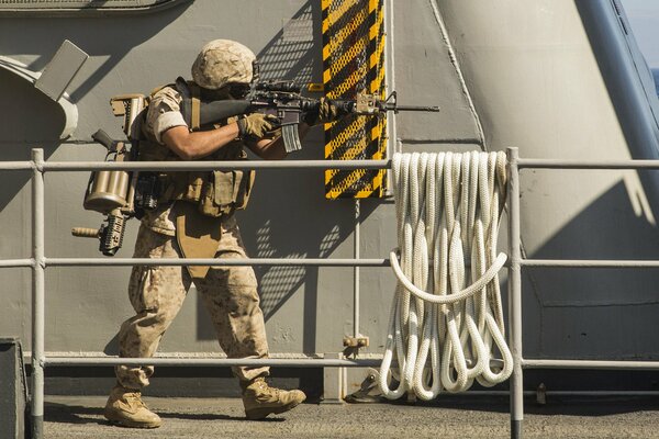 Hombre con armas en munición