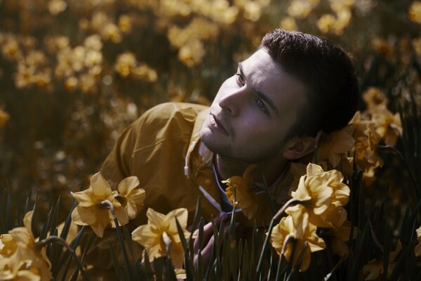 Retrato de un hombre en un campo con flores