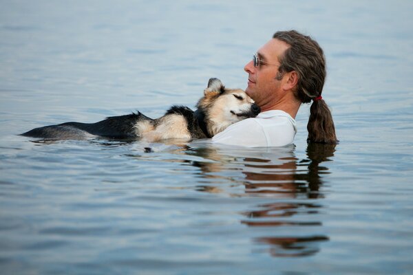 Hombre y perro en aguas tranquilas