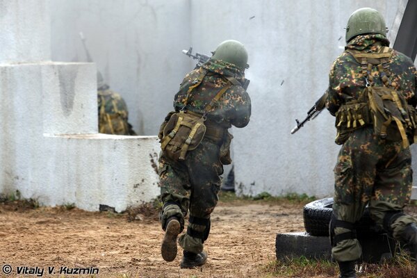 Übungen der russischen Armee auf dem Boden