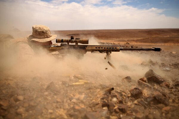 Sniper dans la poussière de sable fin