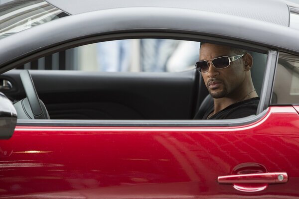 Will Smith en un coche rojo