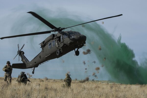 Hubschrauberabzug. soldaten der Armee in Alarmbereitschaft