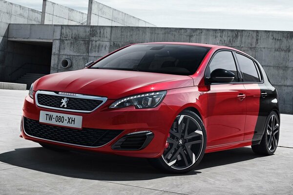 Coche rojo Peugeot en un hermoso sitio con faros inusuales