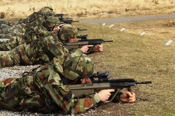 Soldiers of the Irish Army at the shooting range