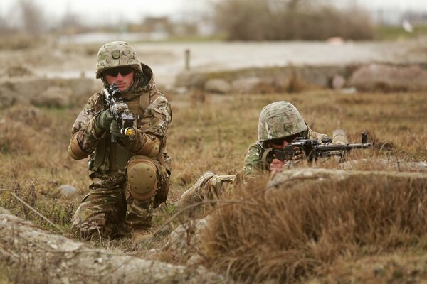 Das Foto zeigt ein Bild von zwei Soldaten in Uniform