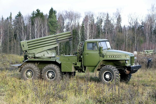 Militärische Ausrüstung bm-21 im Feld