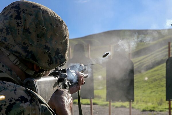 Soldato arma guerra spara