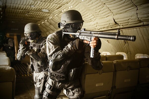 Fuerzas especiales en el ejército en entrenamiento