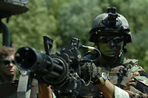 Valiente soldado de pie en el equipo