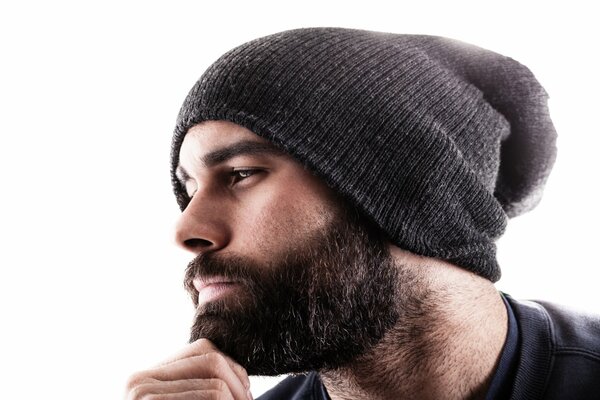 Ragazzo con la barba in un cappello