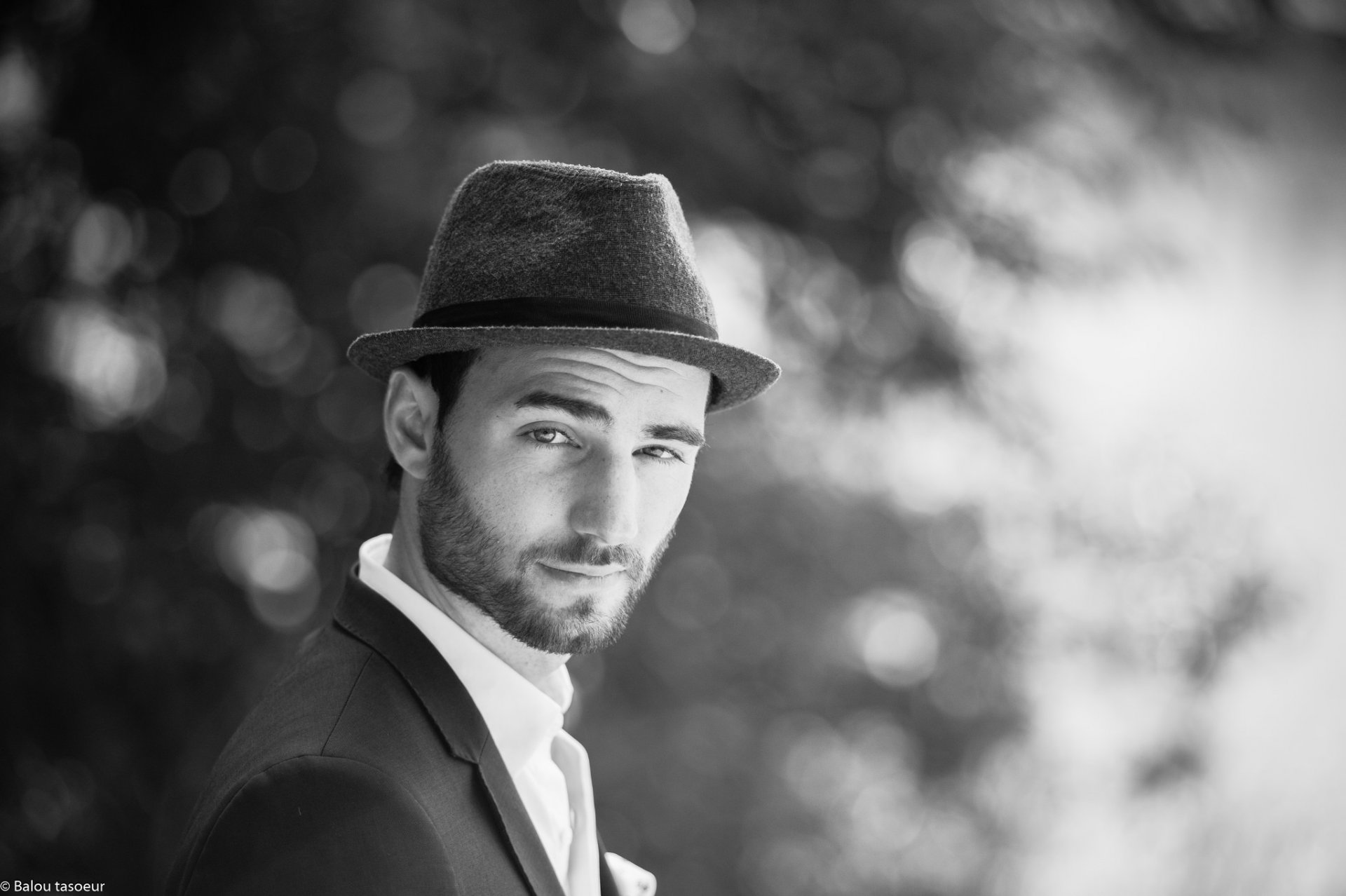 ragazzo sorriso sguardo cappello