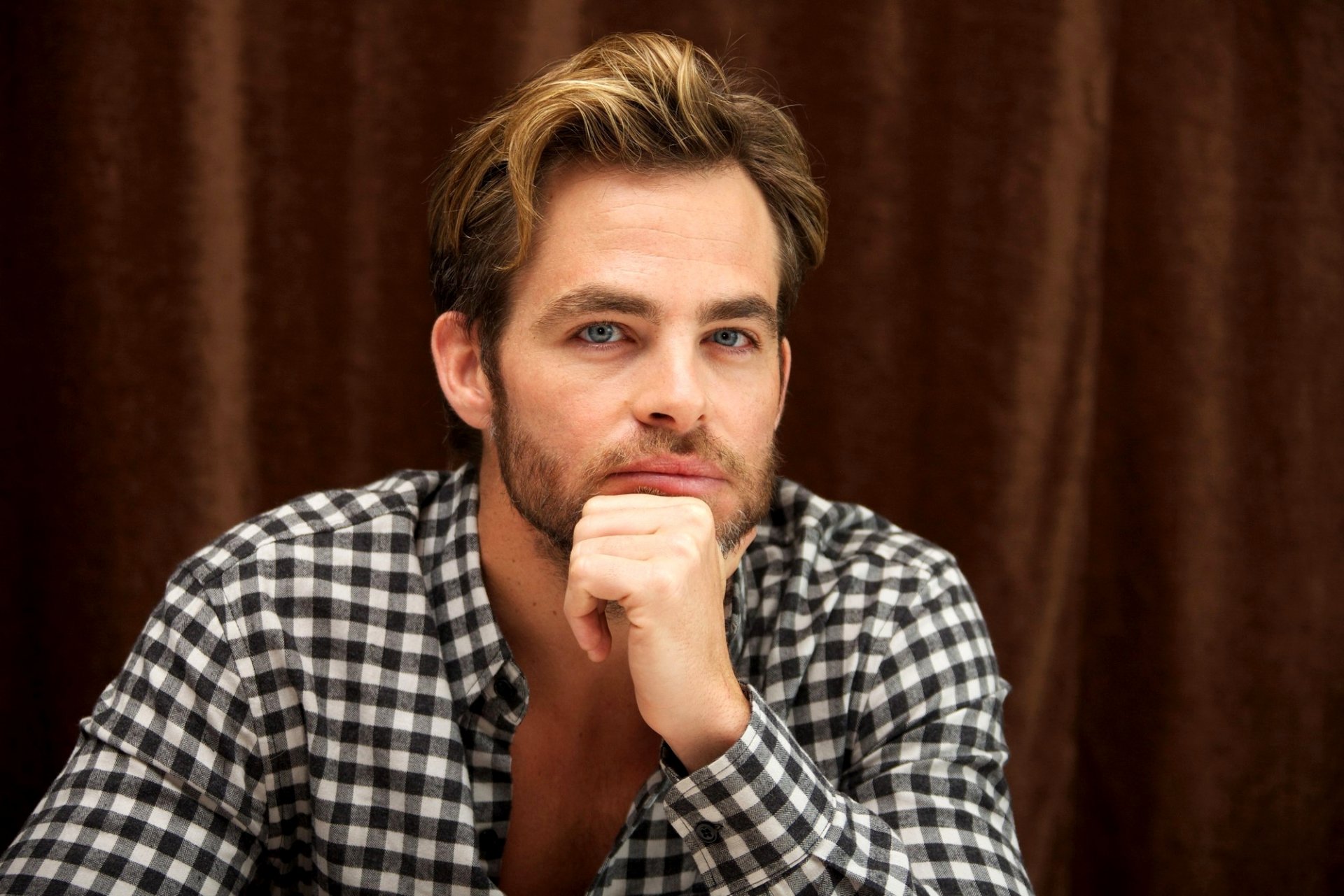 chris pine acteur homme vue chemise