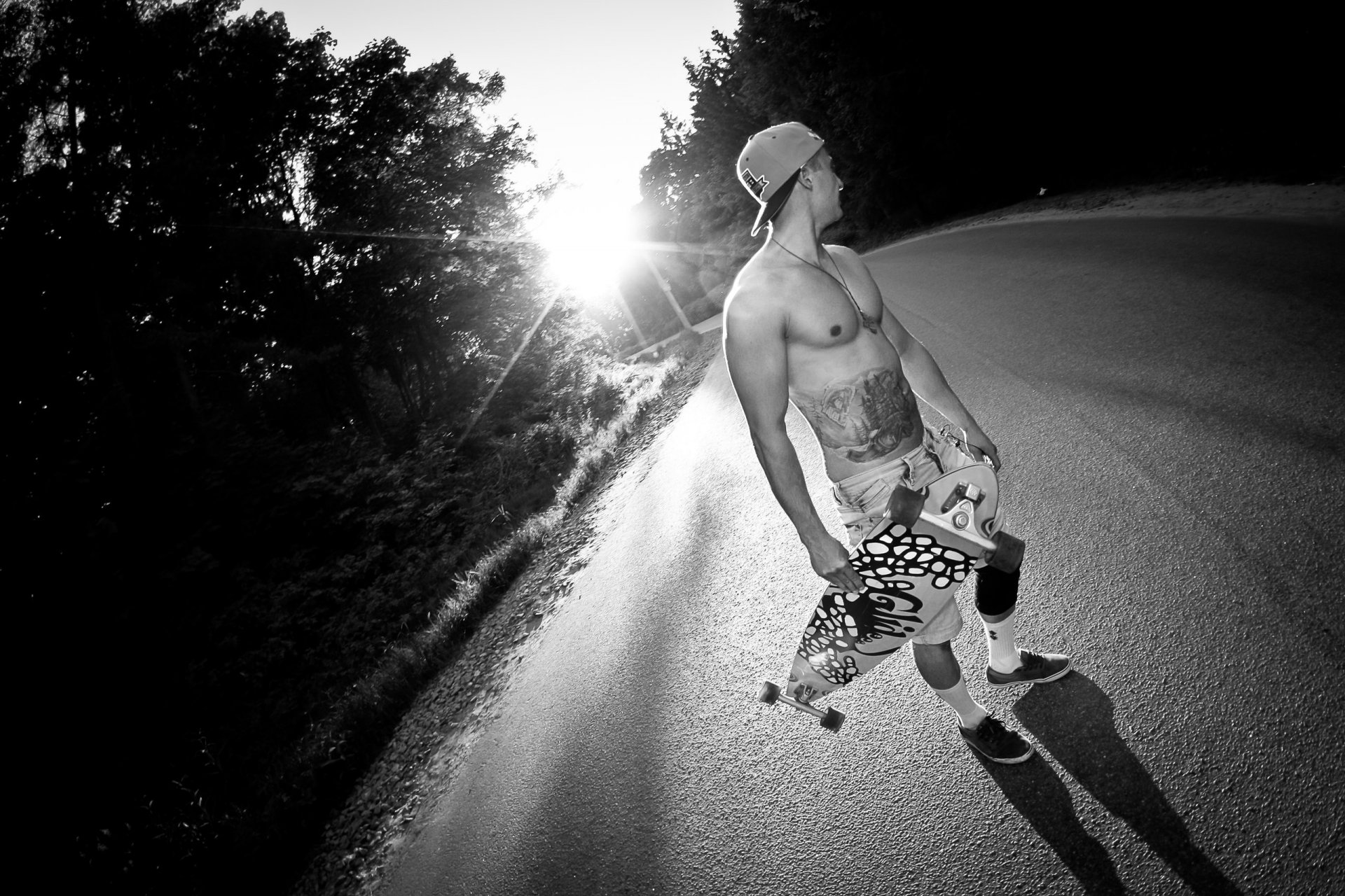 dziewczyna men facet mężczyzna tułów longboard skate deska droga promienie tatucha czapka klatka piersiowa