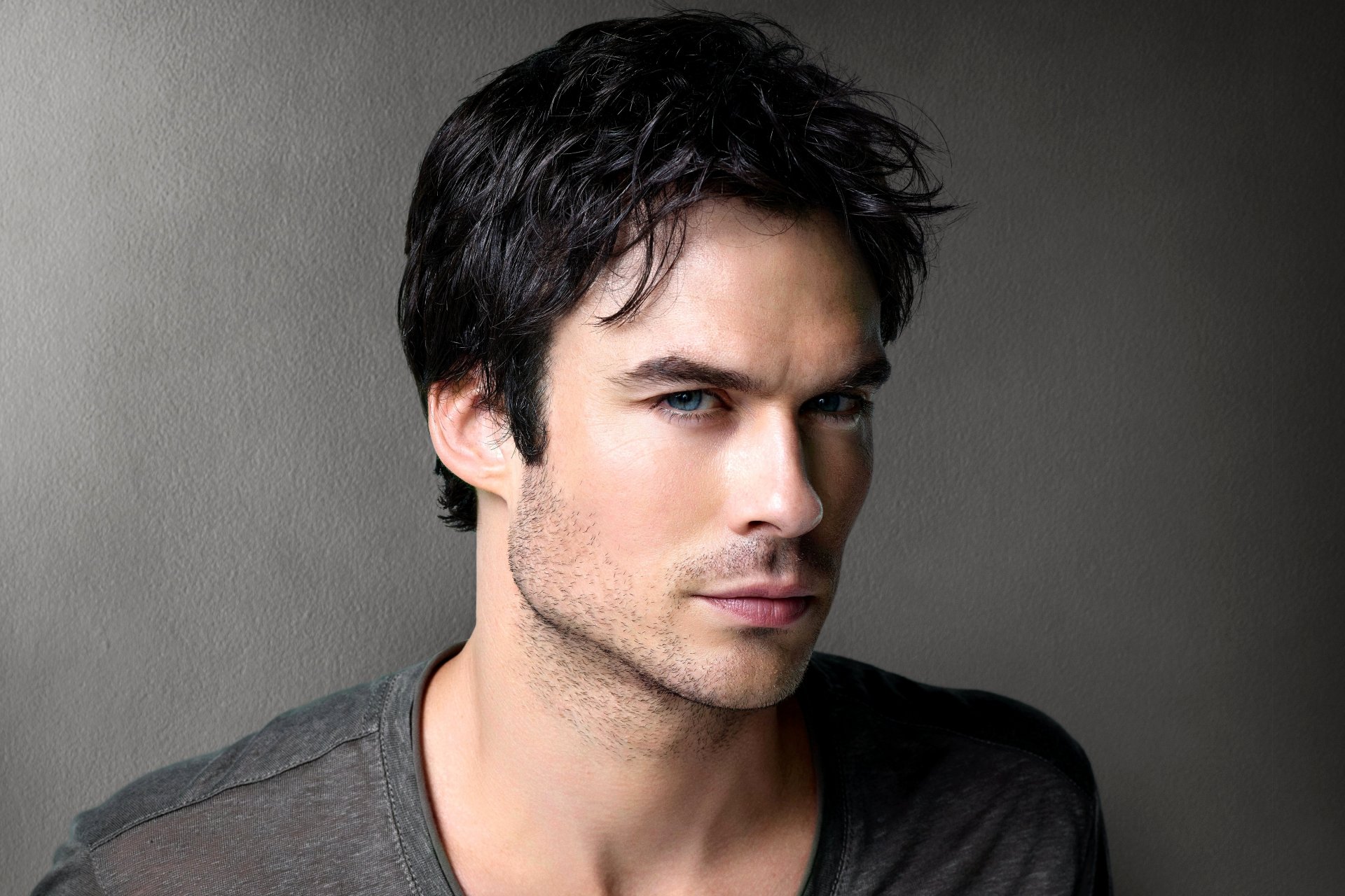 ian somerholder ian somerholder homme brunet acteur série télévisée vampire diaries saison 6 damon salvatore fond gris