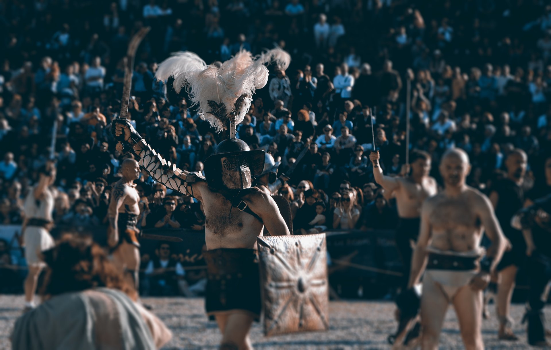 gladiadores armadura casco escudo arena