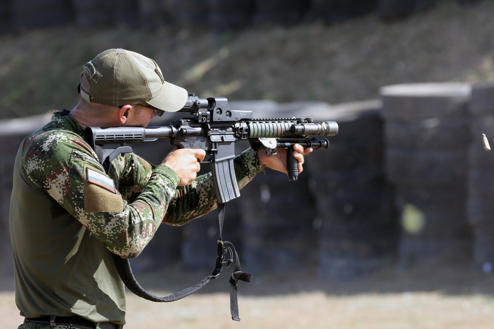 centro nacional de entrenamiento de colombia fuerzas armadas comando armas