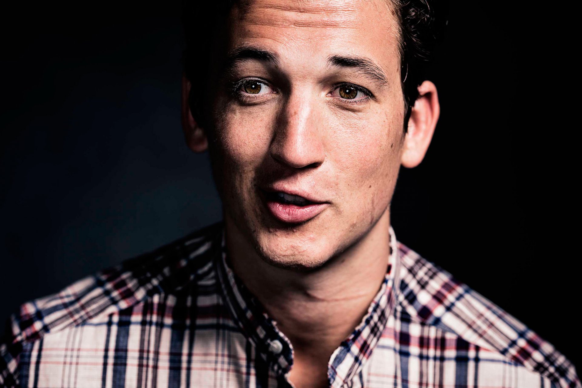 teller miles teller sesión de fotos para la película látigo obsesión