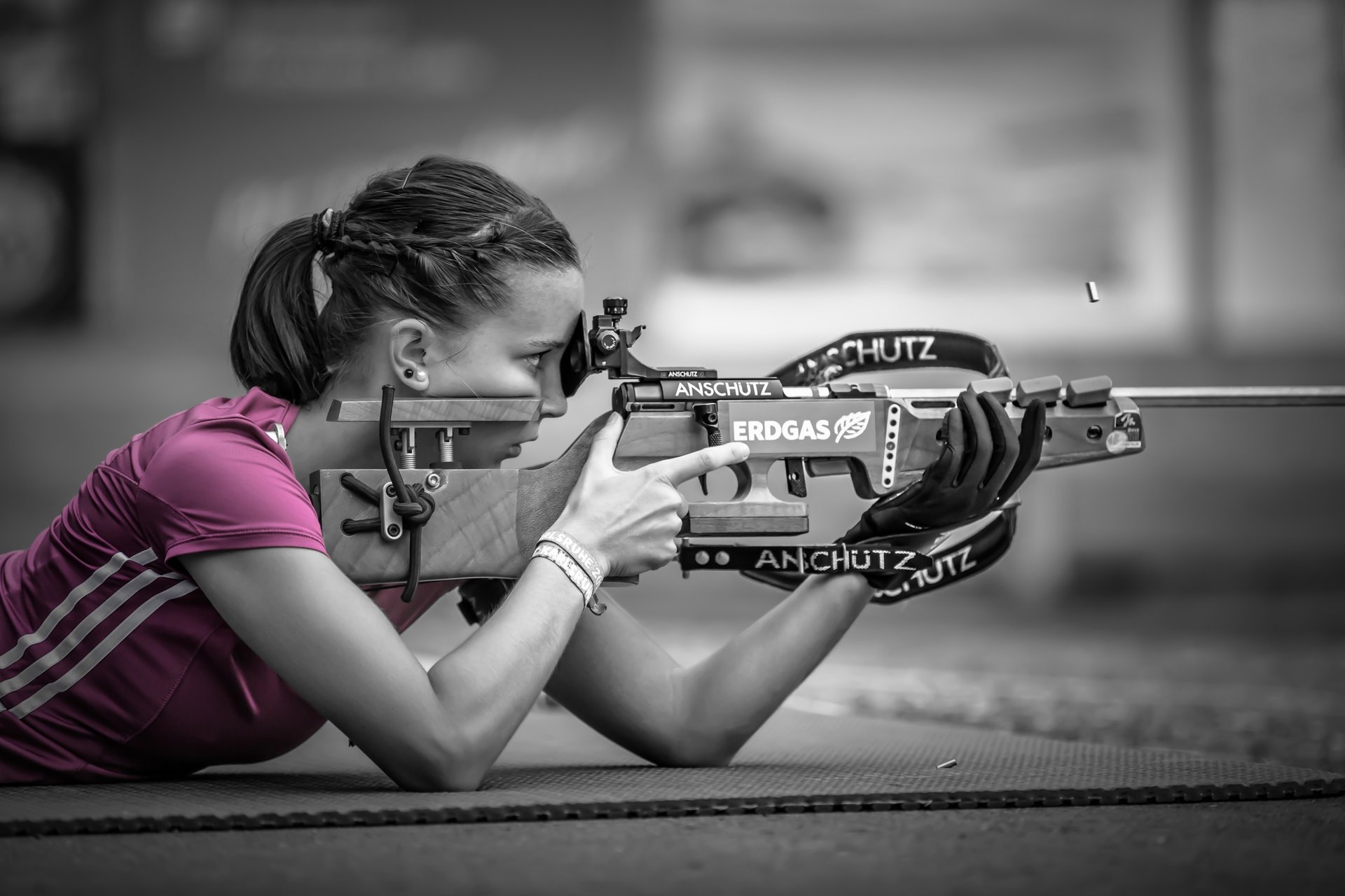 pink sniper bokeh tiro ragazza