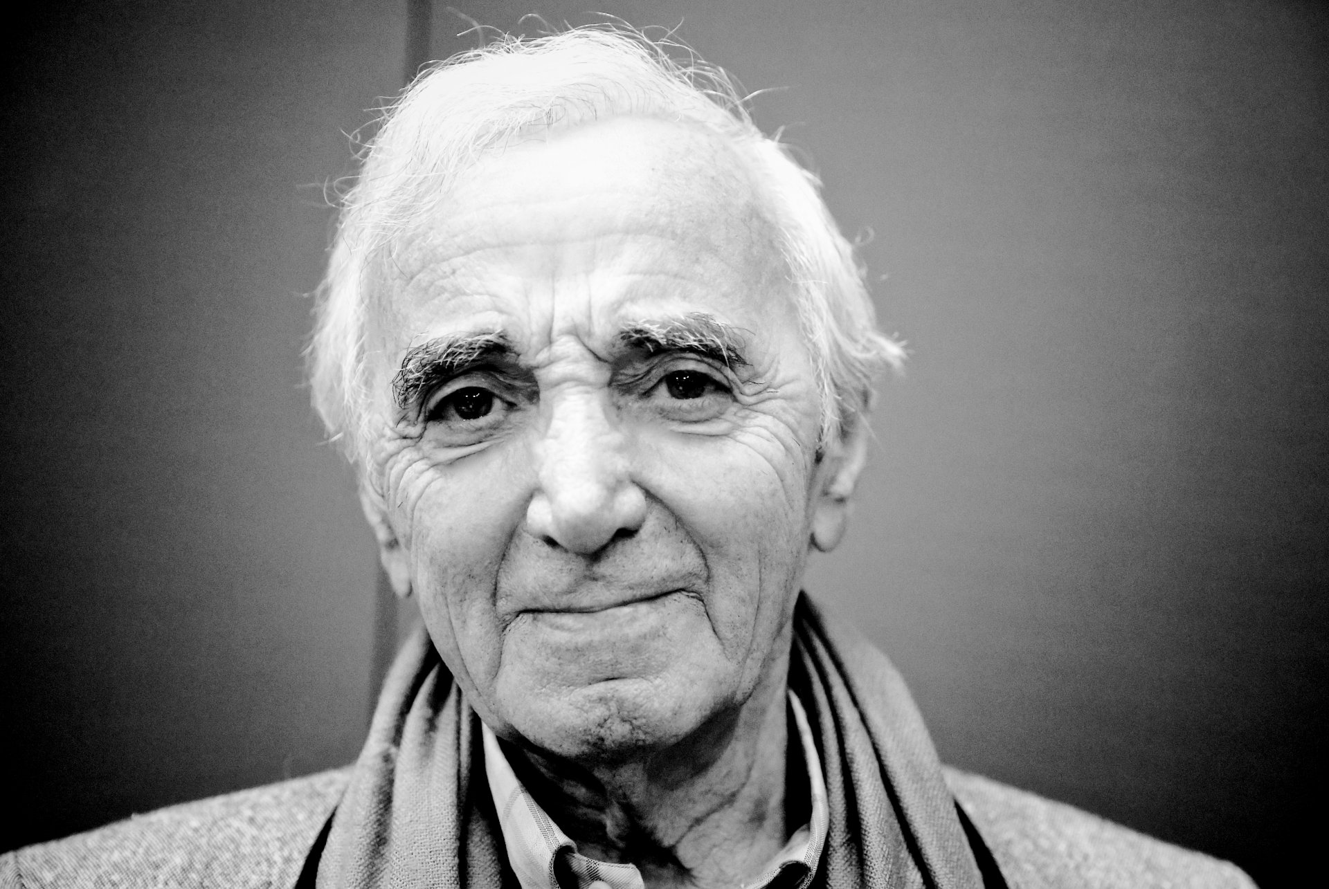 charles aznavour chansonnier francese compositore poeta scrittore attore di origine armena