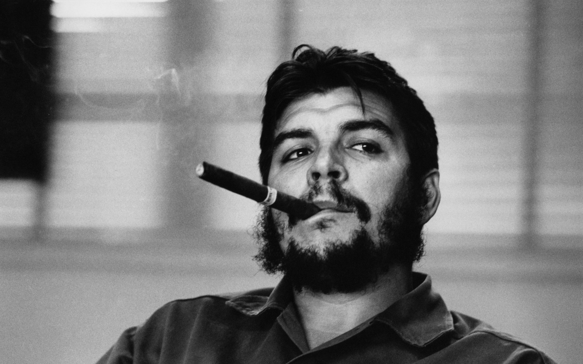 ernesto che guevara che guevara revolutionary view cigar smoke