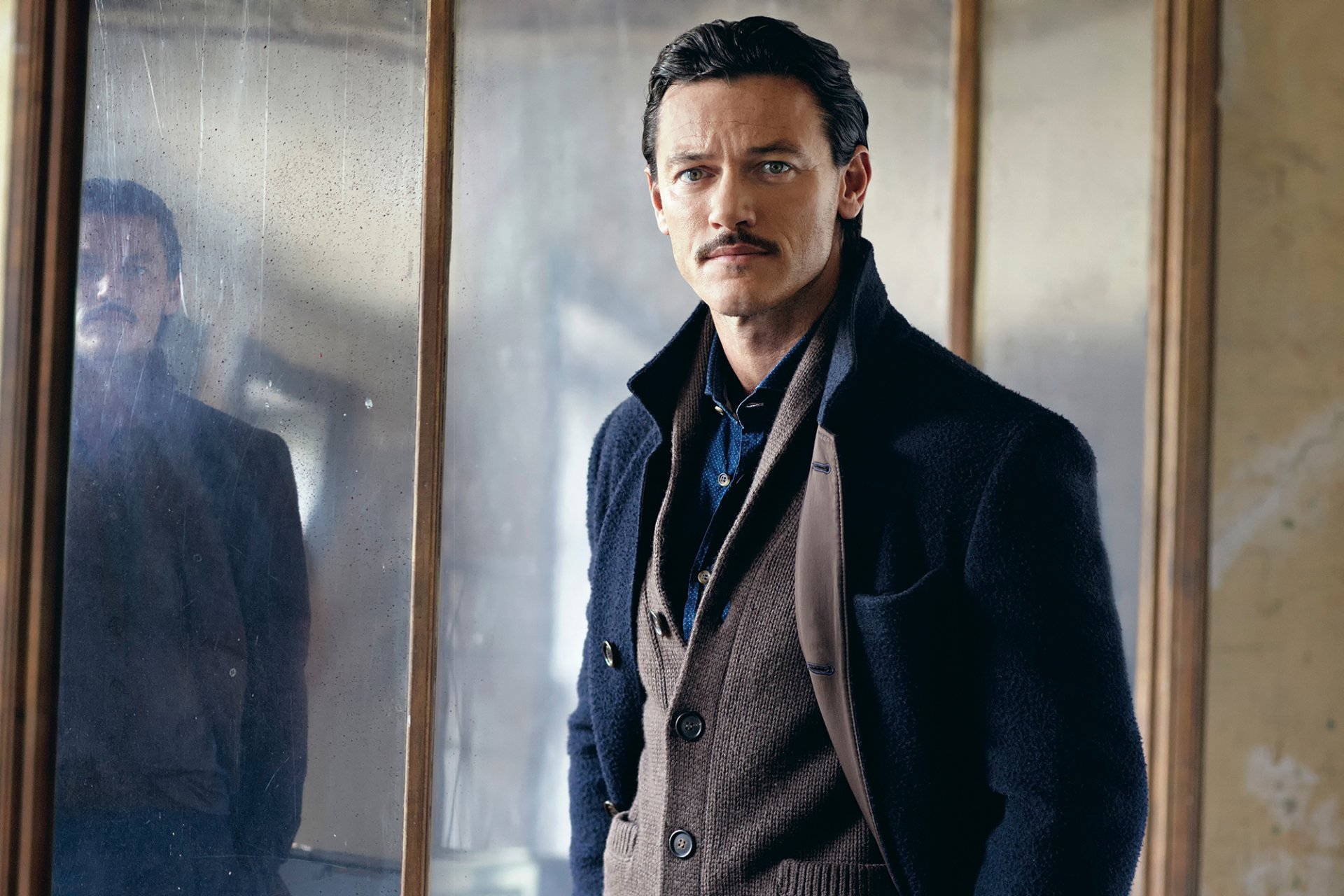 luke evans sesja zdjęciowa telegraph męski styl sierpień 2014