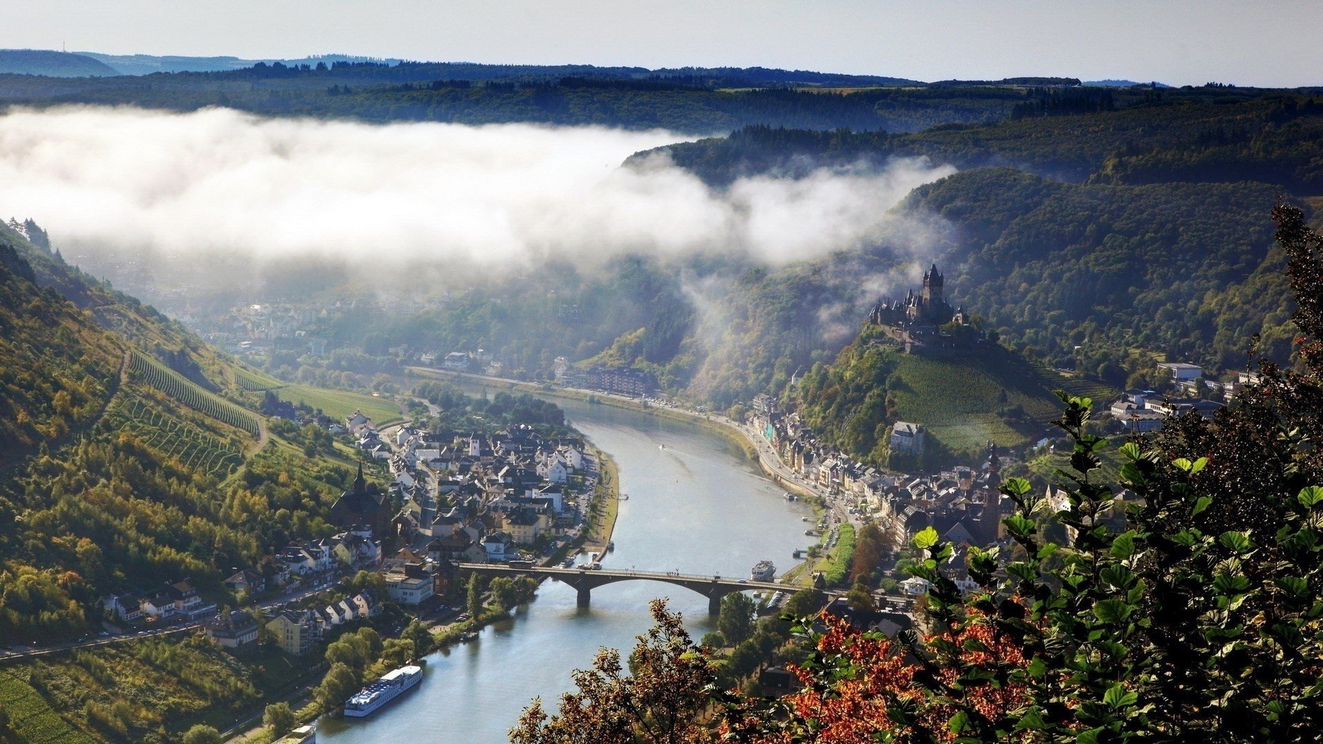 ville montagnes rivière pont brouillard joliment