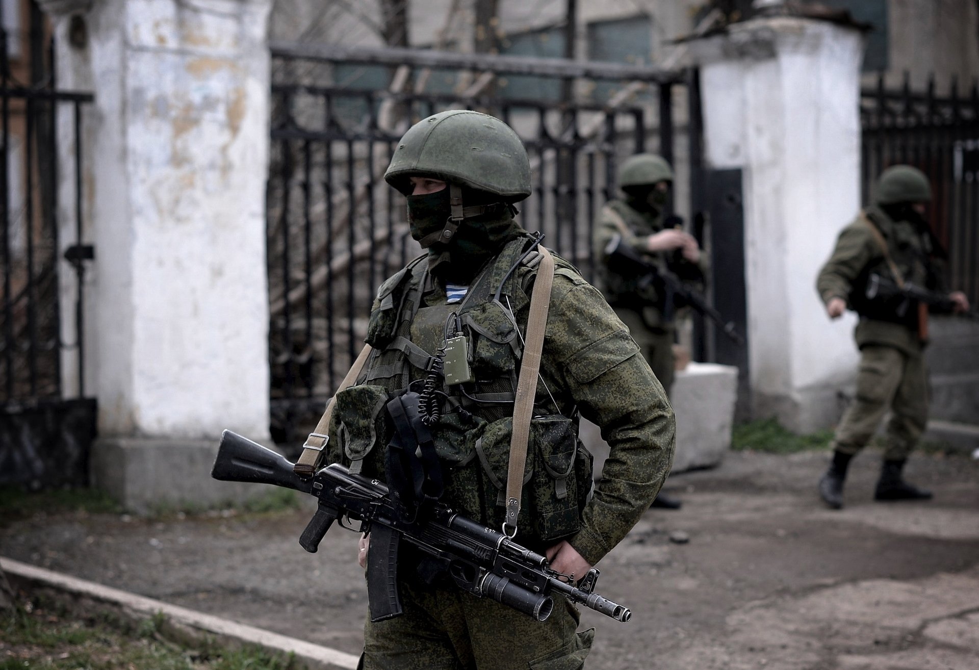 russie crimée sébastopol automatique casque masque soldats troupes aéroportées militaire personnes polies