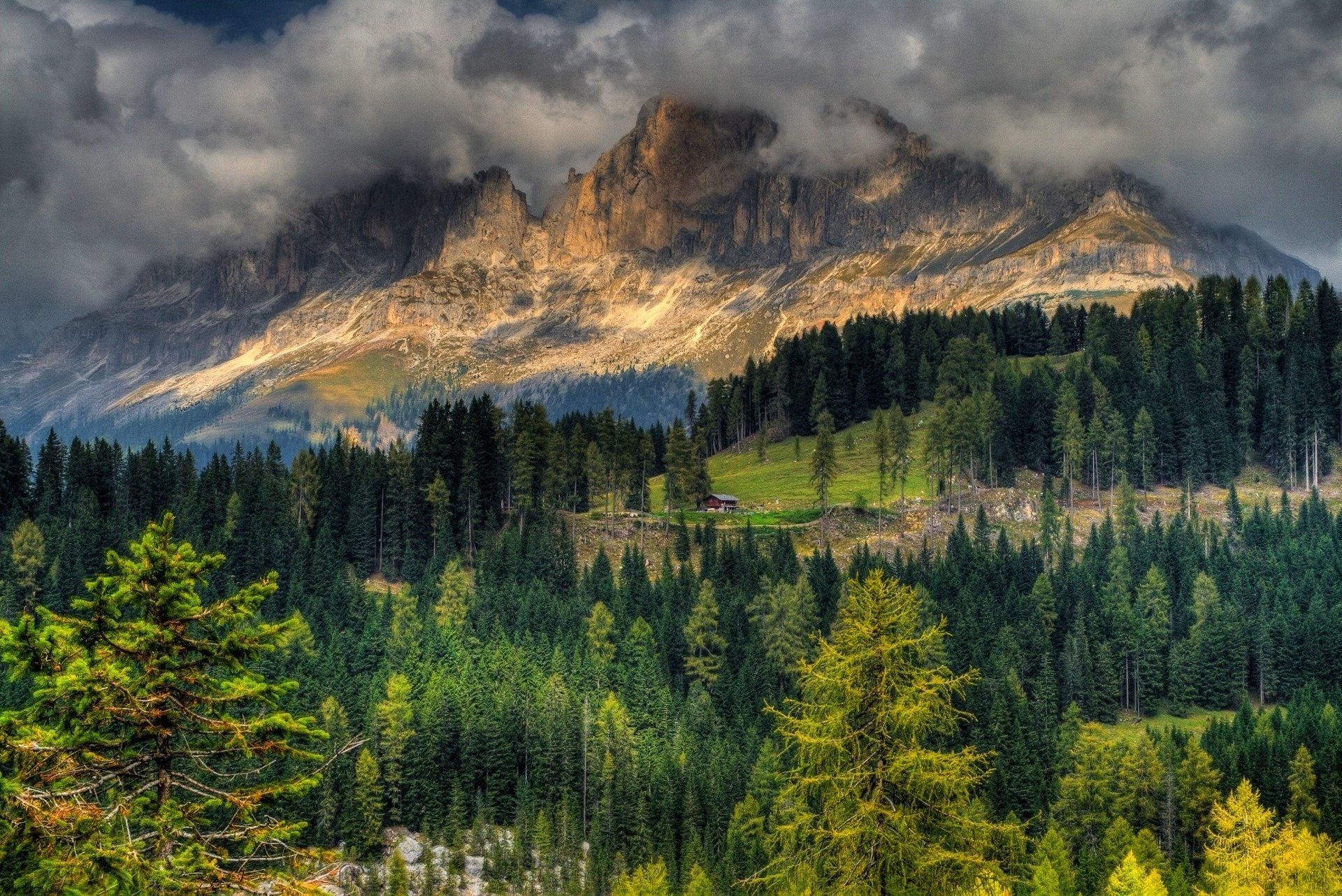 klippe berge hütte wald lichter bäume wolken sommer natur landschaft