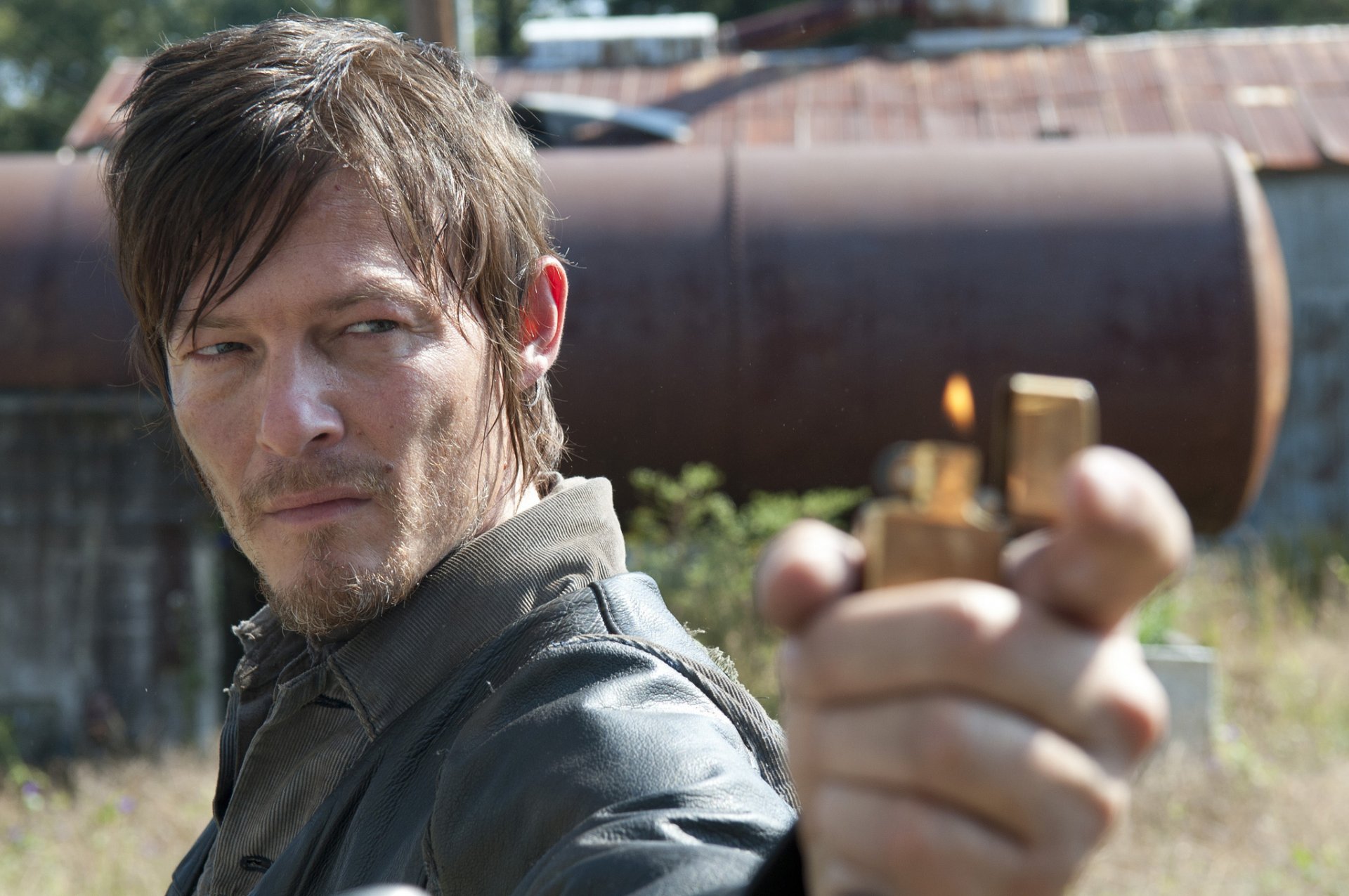 daryl dixon spojrzenie zapalniczka the walking dead the walking dead