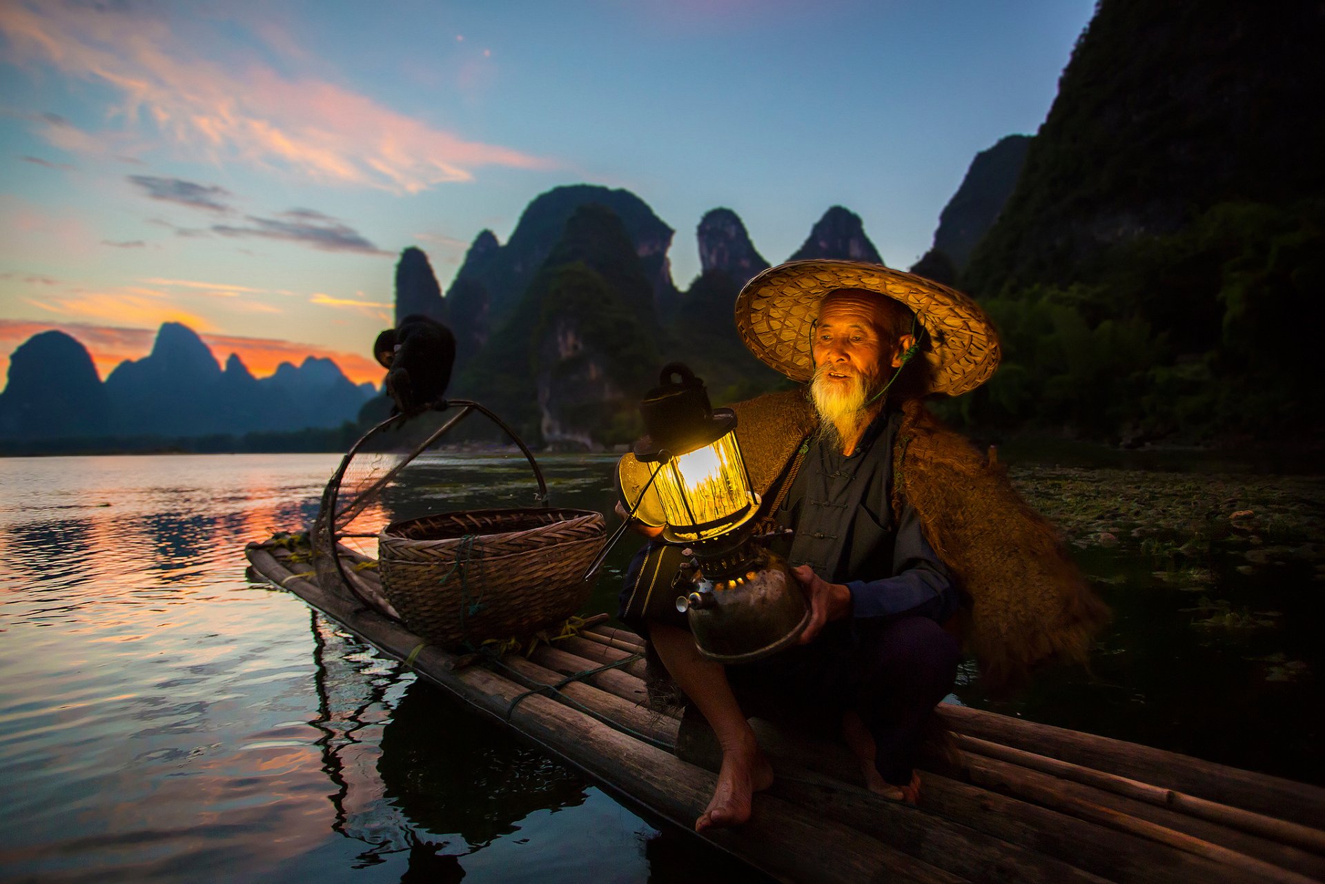 chine district de guangxi-zhuang rivière guijiang pêcheur bateau lanterne oiseau cormoran