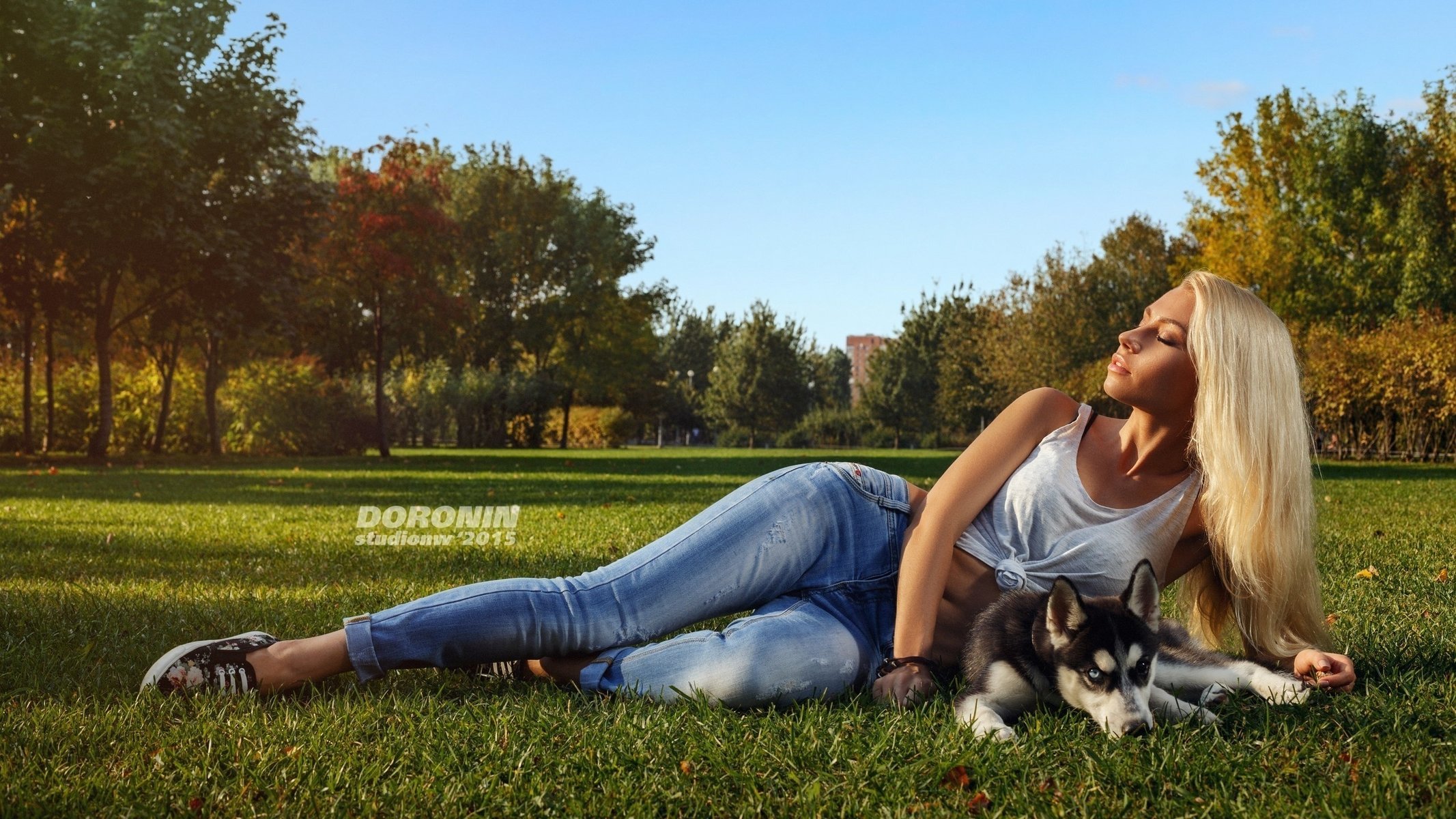 denis doronin tenue photographe fille blonde se trouve posant photographe modèle chien husky parc nature