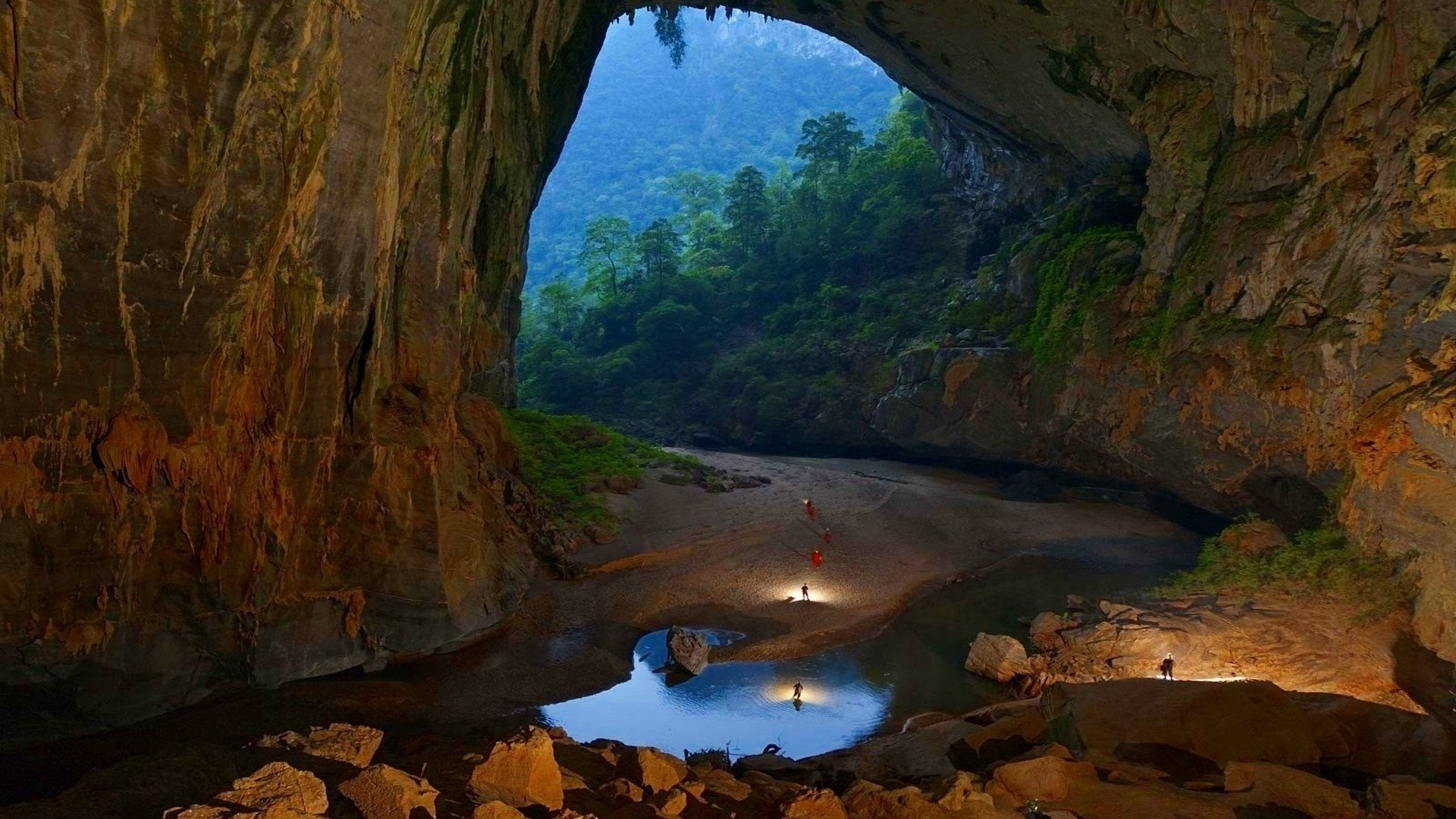 super foto montagne rocce grotta bello persone