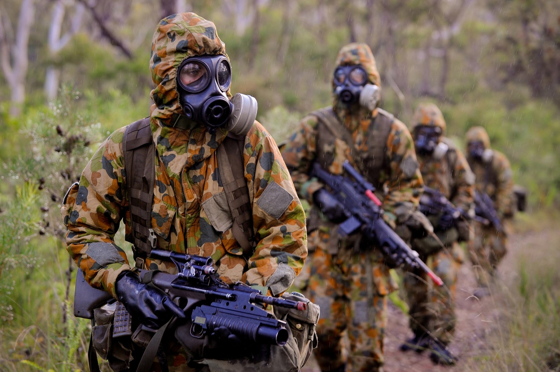 soldaten bauen ausrüstung gasmaske tarnung steyr aug automatisch gewehr regen wald