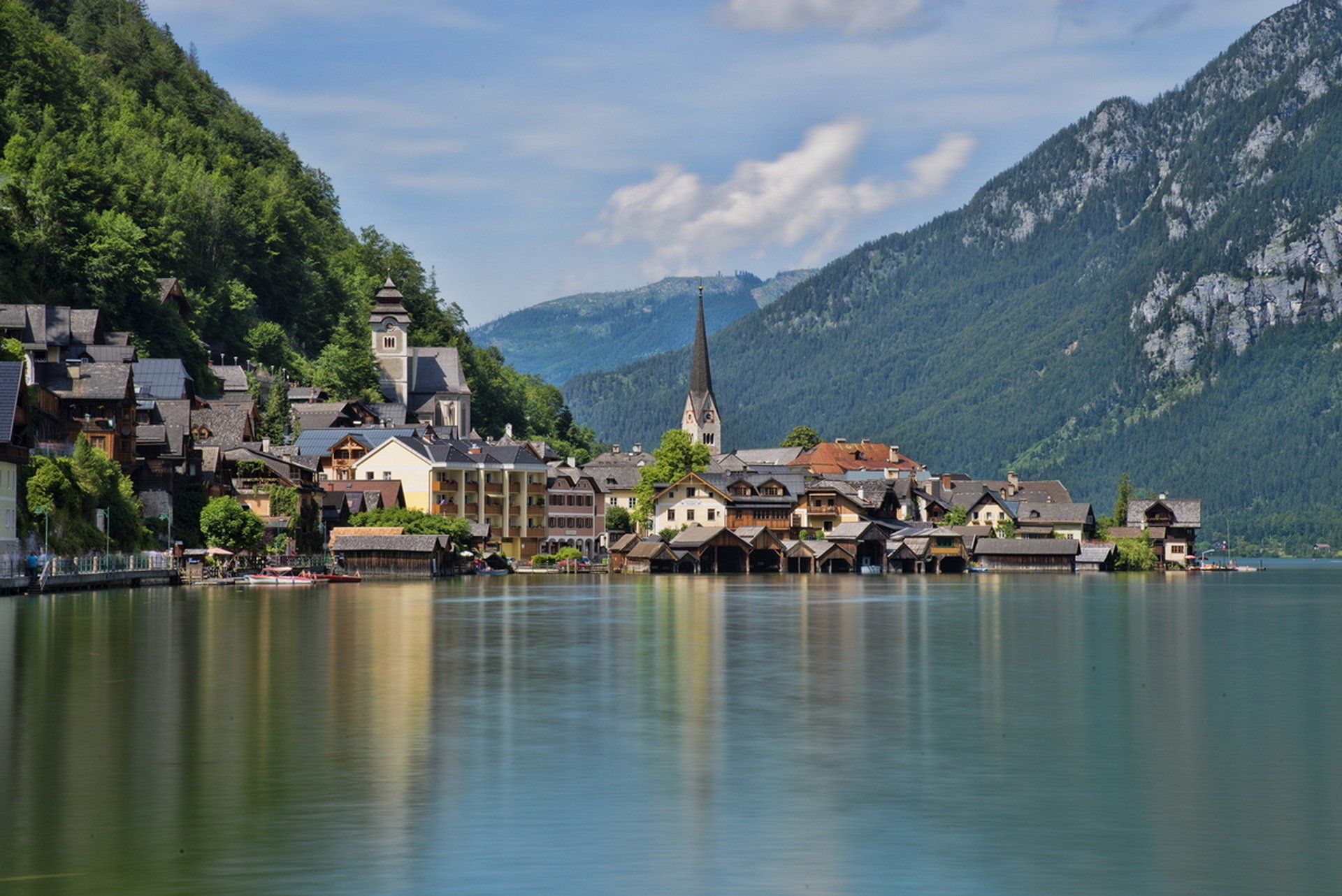 hallstatt lago hallstatt austria ciudad casas edificios luces reflexión superficie montañas cielo