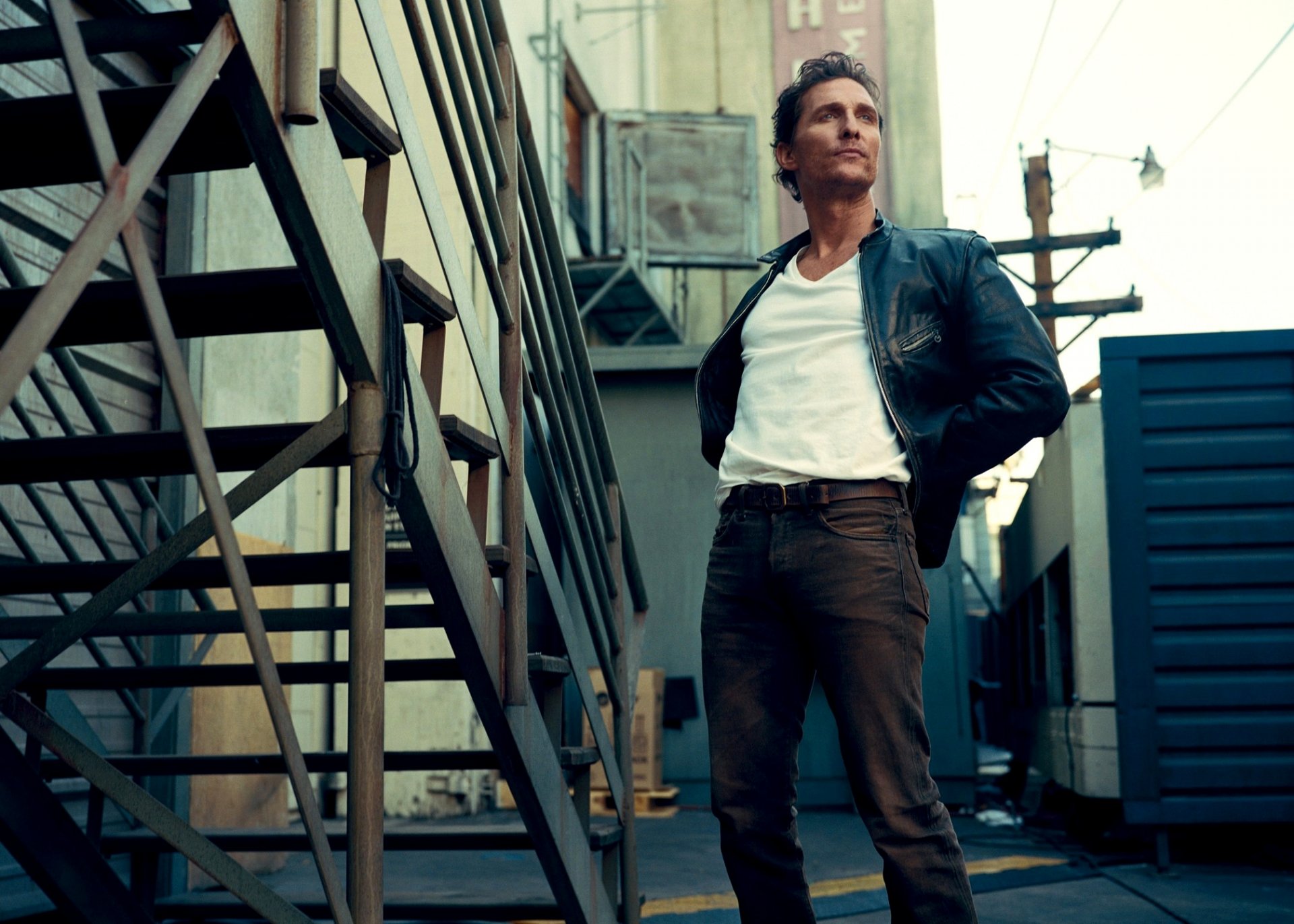 matthew mcconaughey acteur homme vue escalier rue