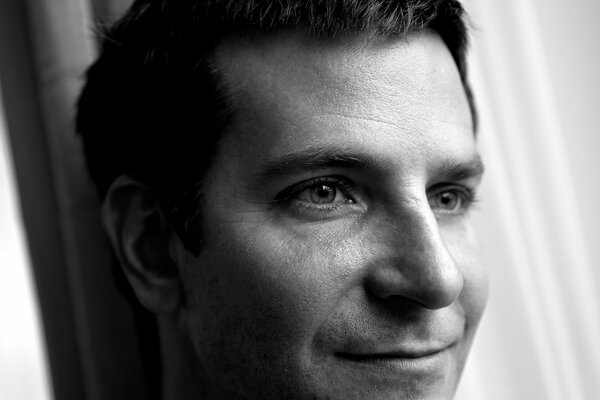 La cara de Bradley Cooper en blanco y negro