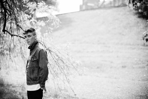 El actor Willian Murphy en el árbol. Foto en blanco y negro