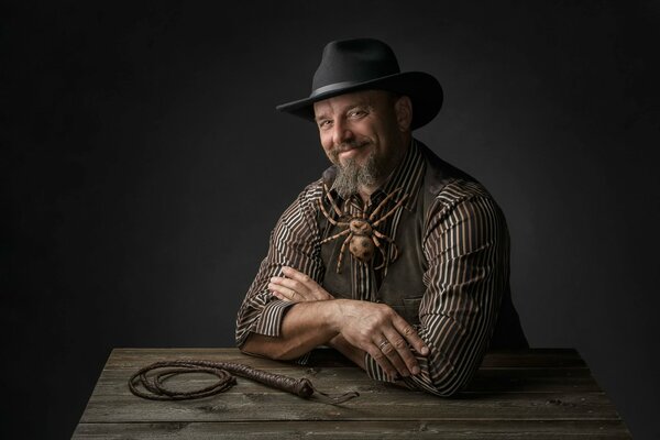 A debater with a beard is not afraid of a big spider